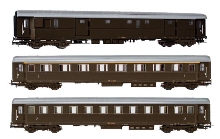 ENSEMBLE DE 3 PIECES DZ 83000 FOURGON À BAGAGES + AZ 13010 TYPE 1946 1ÈRE CLASSE + BZ 33010 TYPE 1946 2ÈME CLASSE, LIVRÉE CASTANO FS