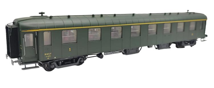 VOITURE VOYAGEURS A8 OCEM RIVETS APPARENTS / VERT 301, CHASSIS GRIS SNCF