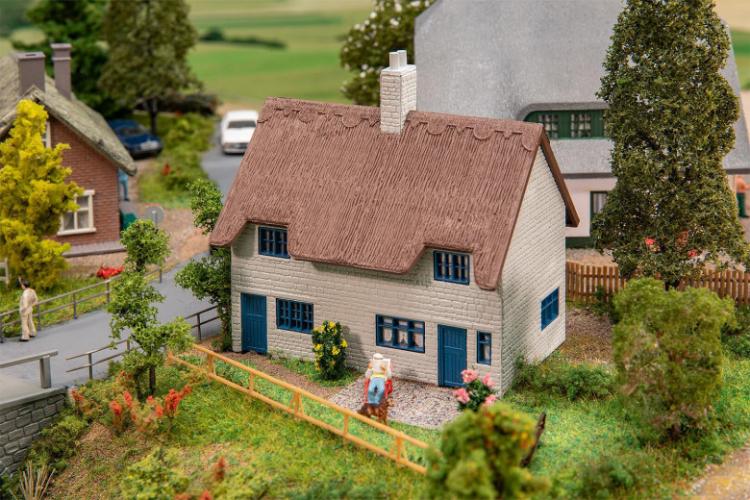 MAQUETTE MAISON TOIT DE CHAUME