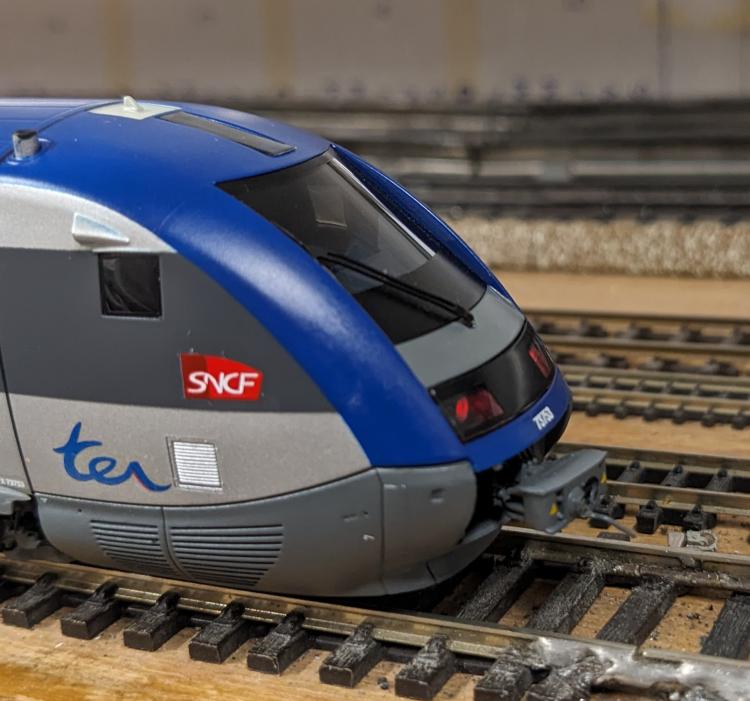 AUTORAIL TER X 73500 FRANCHE COMTE SNCF - AVEC FEUX INVERSE ET PERSONNAGES - MODELE UNIQUE