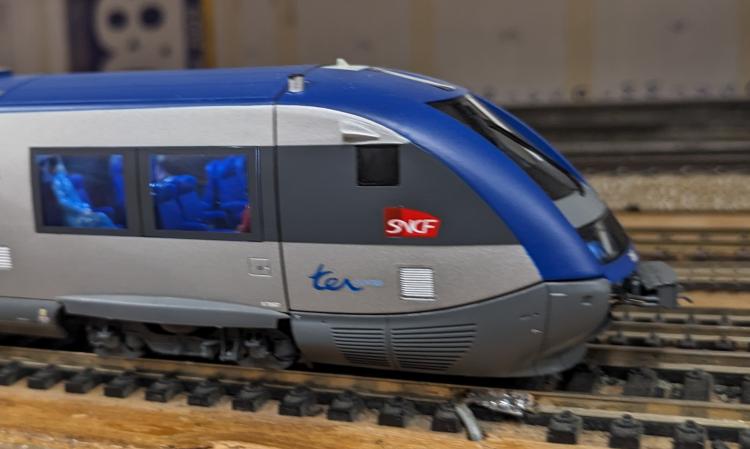 AUTORAIL TER X 73500 REGION CENTRE SNCF - AVEC ECLAIRAGE INTERIEUR ET PERSONNAGES - MODELE UNIQUE