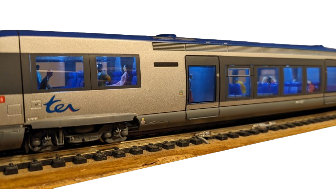 AUTORAIL TER X73500 MIDI PYRENEES SNCF - VERSION AVEC ECLAIRAGE ET PERSONNAGES - MODELE UNIQUE