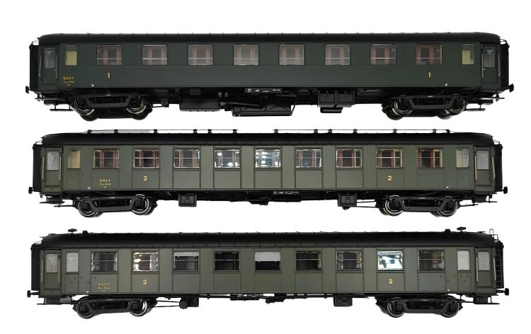 SET DE 3 VOITURES VOYAGEURS A8 OCEM PAROIS LISSES AIR PULSÉ + 2 B9 OCEM RIVETS APPARENTS / VERT 306, TOIT ET CHASSIS NOIR SNCF