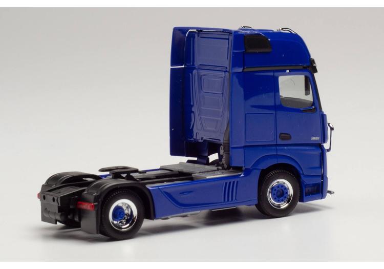 TRACTEUR MB ACTROS GIGASPACE A 2 ESSIEUX BLEU MARINE AVEC PARE-BUFFLE ET RAMPE DE LAMPE SUR LE TOIT