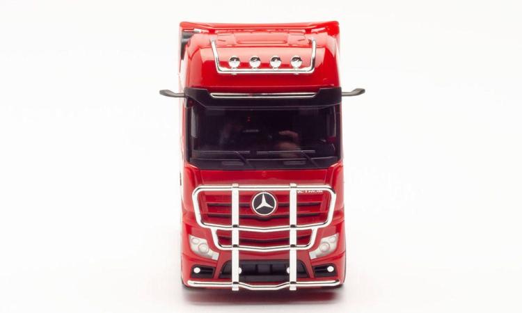 TRACTEUR MB ACTROS GIGASPACE A 2 ESSIEUX ROUGE AVEC PARE-BUFFLE ET RAMPE DE LAMPE SUR LE TOIT