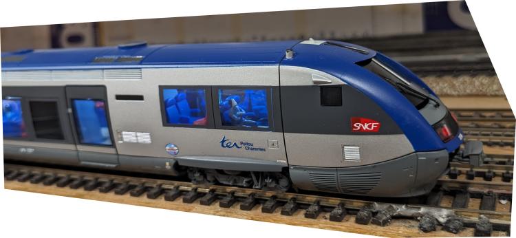 AUTORAIL TER X 73500 POITOU CHARENTES SNCF - AVEC ECLAIRAGE INTERIEURS ET PERSONNAGES - MODELE UNIQUE