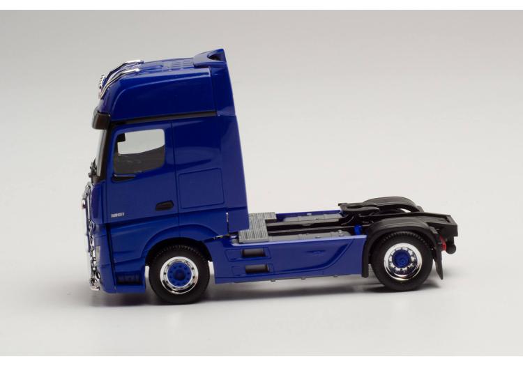 TRACTEUR MB ACTROS GIGASPACE A 2 ESSIEUX BLEU MARINE AVEC PARE-BUFFLE ET RAMPE DE LAMPE SUR LE TOIT