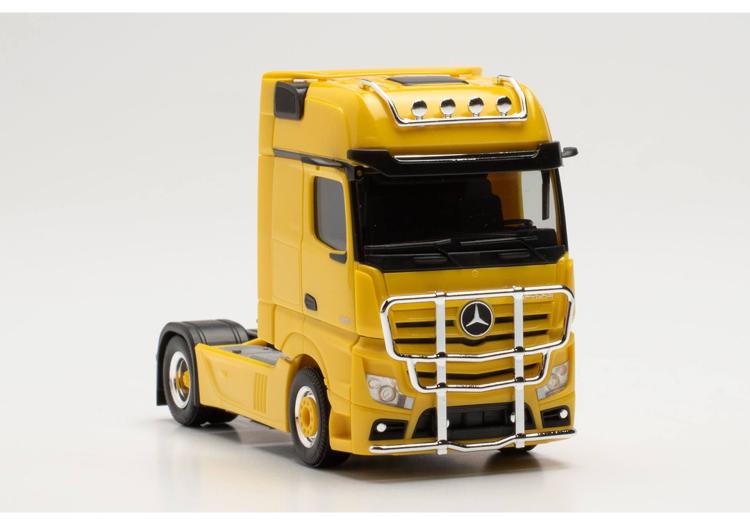 TRACTEUR MB ACTROS GIGASPACE A 2 ESSIEUX JAUNE AVEC PARE-BUFFLE ET RAMPE DE LAMPE SUR LE TOIT