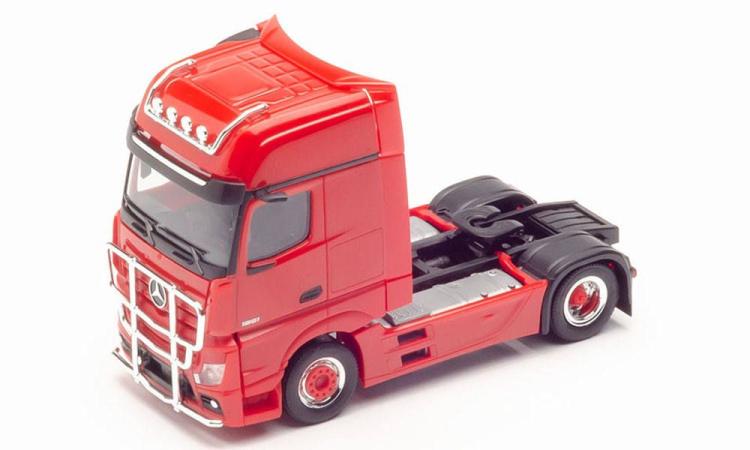 TRACTEUR MB ACTROS GIGASPACE A 2 ESSIEUX ROUGE AVEC PARE-BUFFLE ET RAMPE DE LAMPE SUR LE TOIT